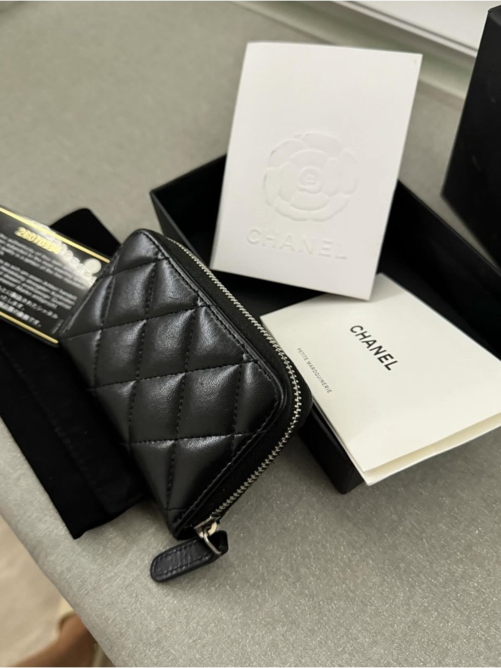 C H A N E L  zipped card holder in lambskin in Silver Hardware - Picture 7 of 7